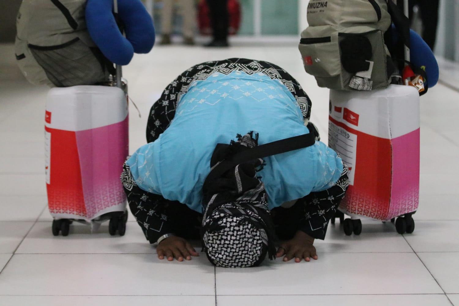 20260608_Kloter-1-Debarkasi-Haji-Balikpapan-tiba-dari-Tanah-Suci-beberapa-sujud-syukur.jpg