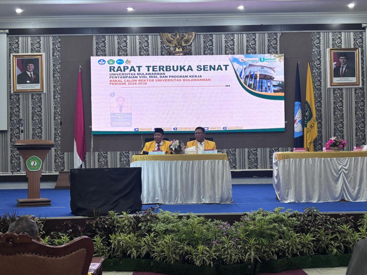 20260610_Ketua-Senat-Unmul-Prof-Muh-Amir-Masruhim-membuka-forum-penyampaian-visi-misi.jpg