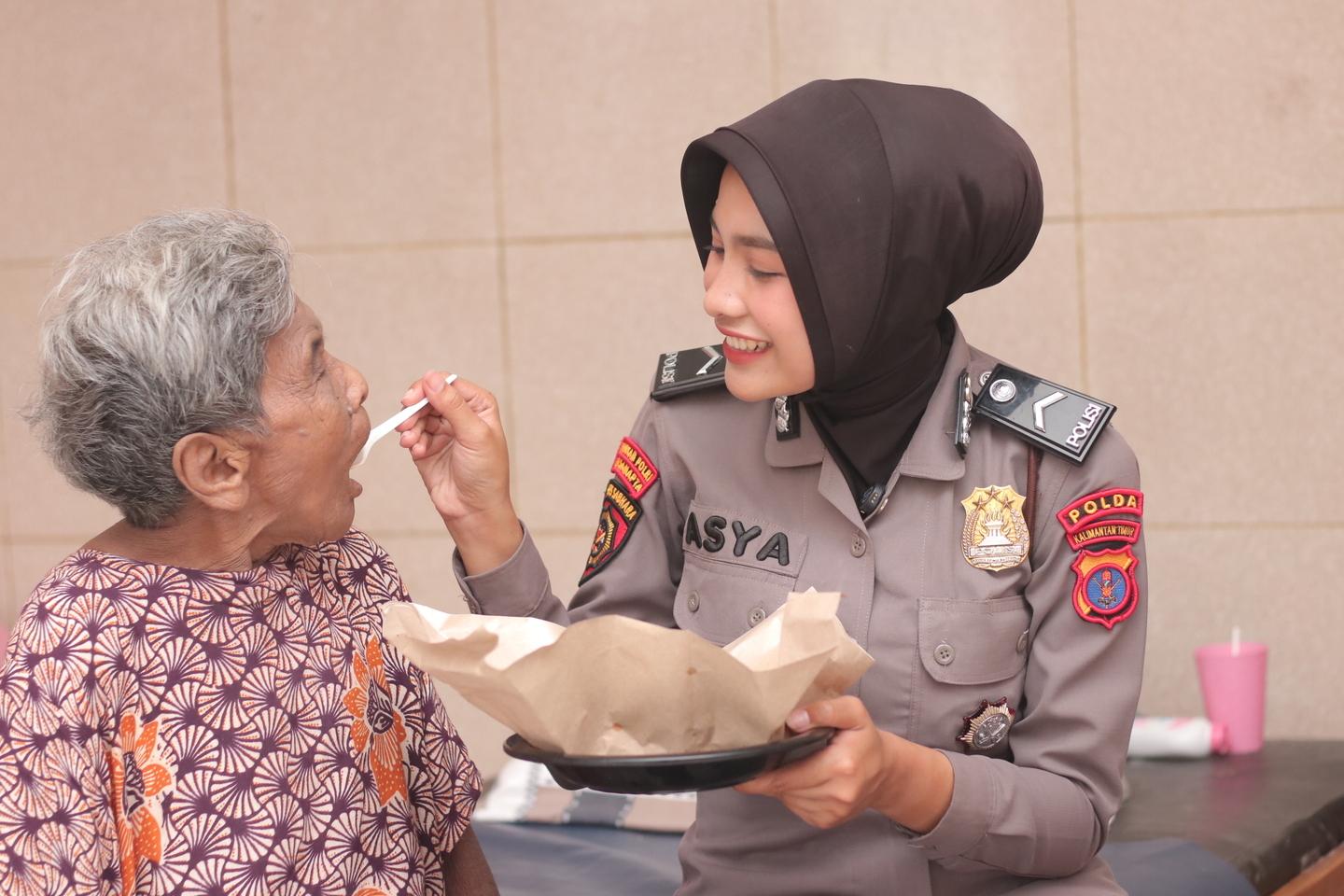 Di Balik Sepinya Panti Jompo Balikpapan, Pelukan Polwan Polda Kaltim Obati Rindu Lansia Terlantar - Tribunkaltim.co