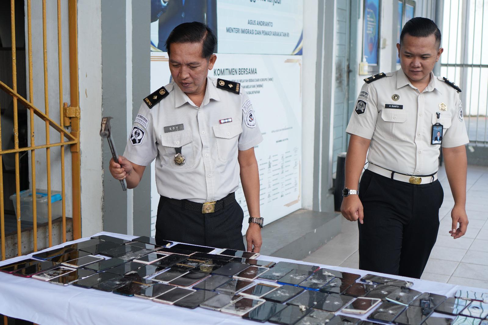 Rutan Balikpapan Hancurkan HP Selundupan di Depan Umum, Karutan: Bukti Komitmen Bebas Halinar - Tribunkaltim.co