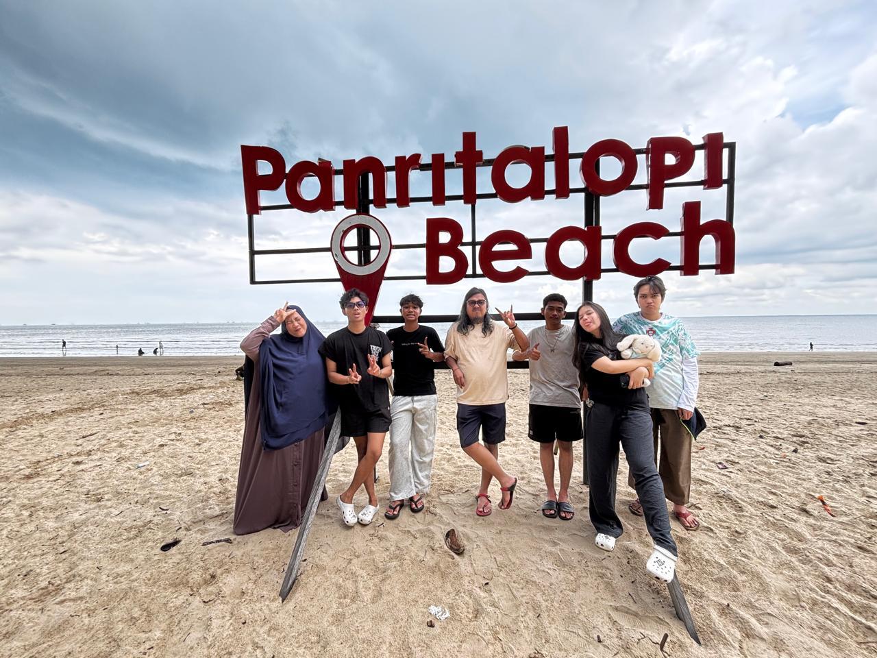 Libur Sekolah di Pantai Panrita Lopi, Warga Balikpapan Rela Tempuh 4 Jam demi Camping Tepi Laut - Tribunkaltim.co