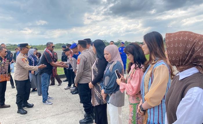 Resmi Menjabat Kapolres Kubar, AKBP Haris Kurniawan Disambut Forkopimda dan Tokoh Adat - Tribunkaltim.co