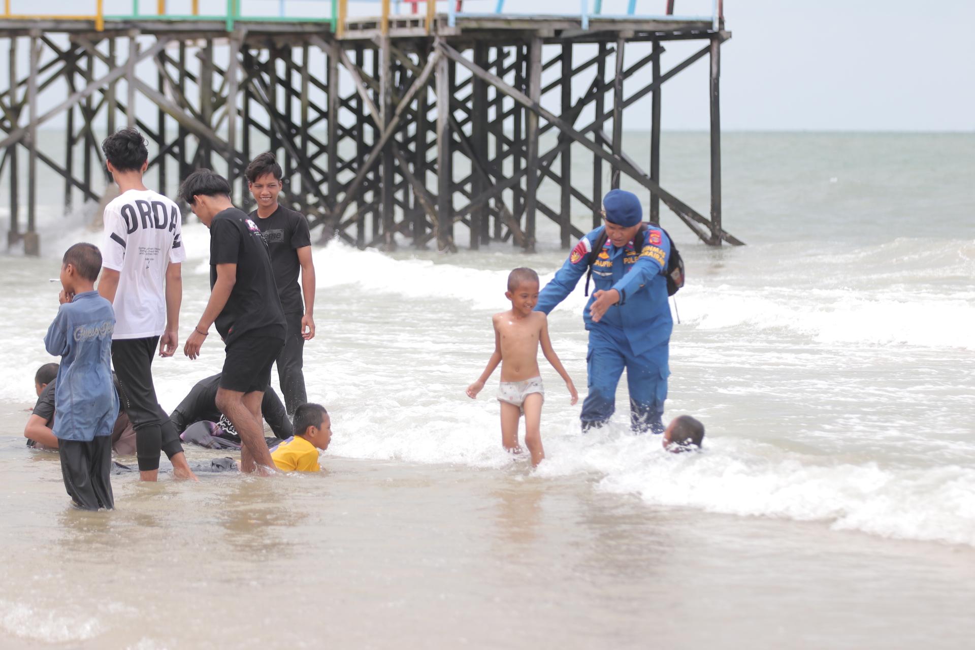 Pencarian Korban Tenggelam di Pantai Kemala Balikpapan Berlangsung, Pengunjung Masih Nekat Berenang - Tribunkaltim.co