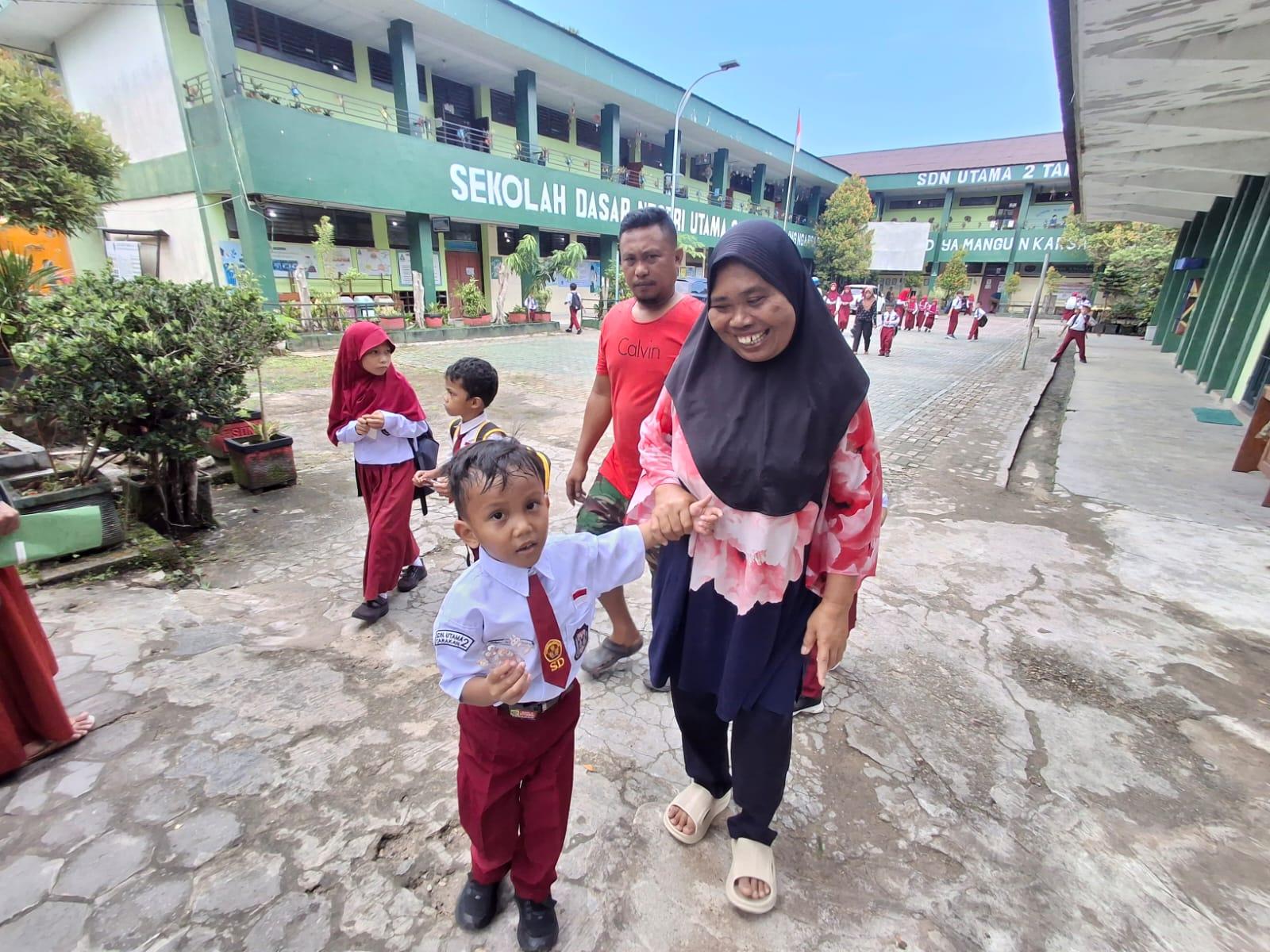 Kisah Nenek Yuliana di Tarakan, Setia Tunggu Cucu di Hari Pertama Sekolah - Tribunkaltim.co