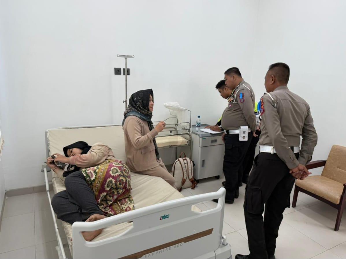 24072025-Personel-kepolisian-saat-melihat-kondisi-korban-kecelakaan-bus-di-Paser.jpg