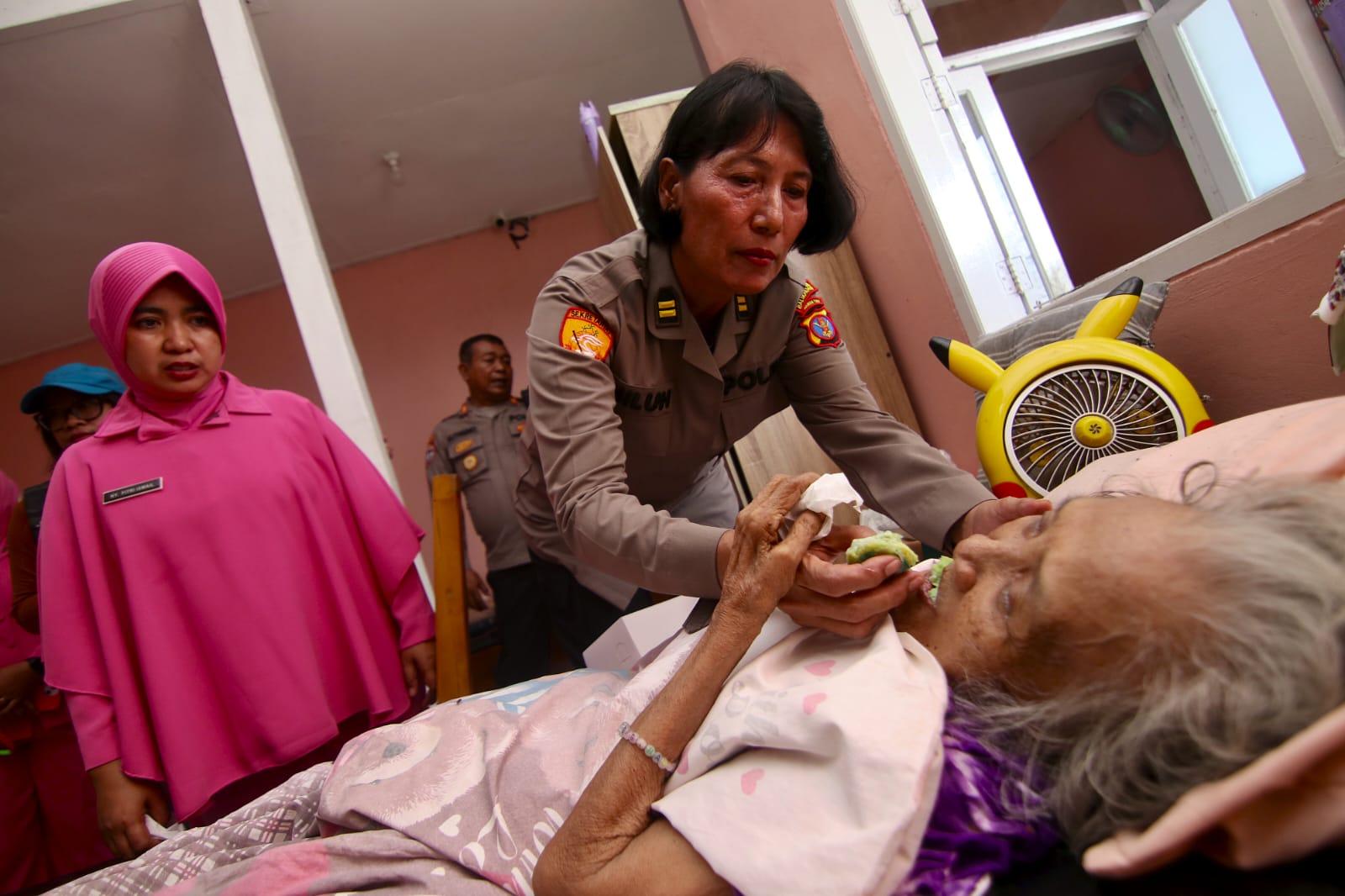 26062025-Polwan-Polresta-Balikpapan-menyuapi-kue-untuk-seorang-nenek-lansia.jpg