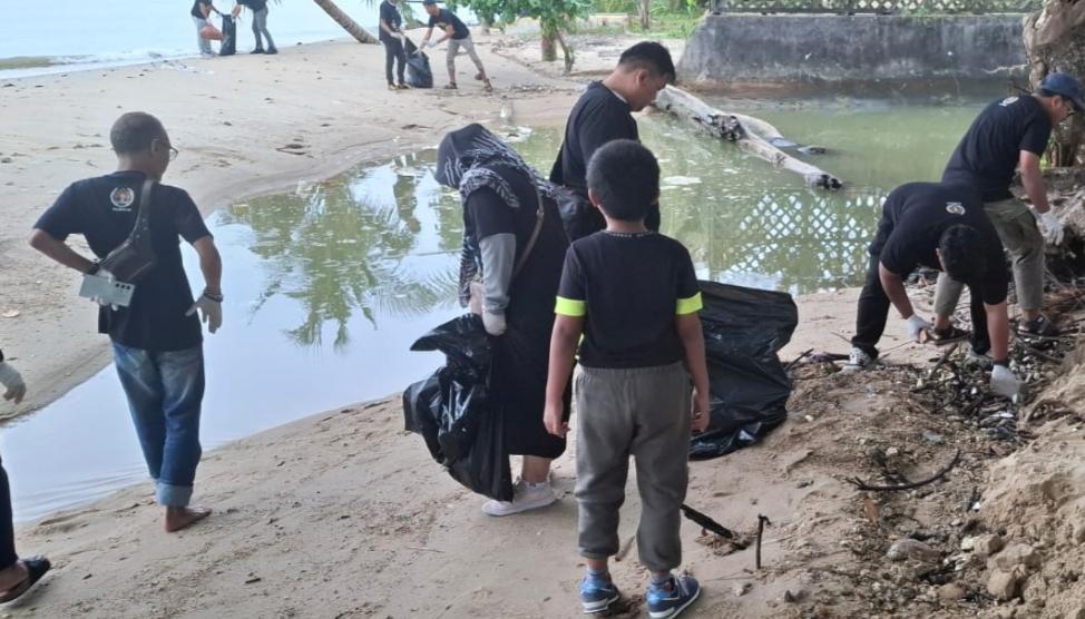 27062025-PWI-Balikpapan-bersihkan-sampah-pantai-mulawarman.jpg