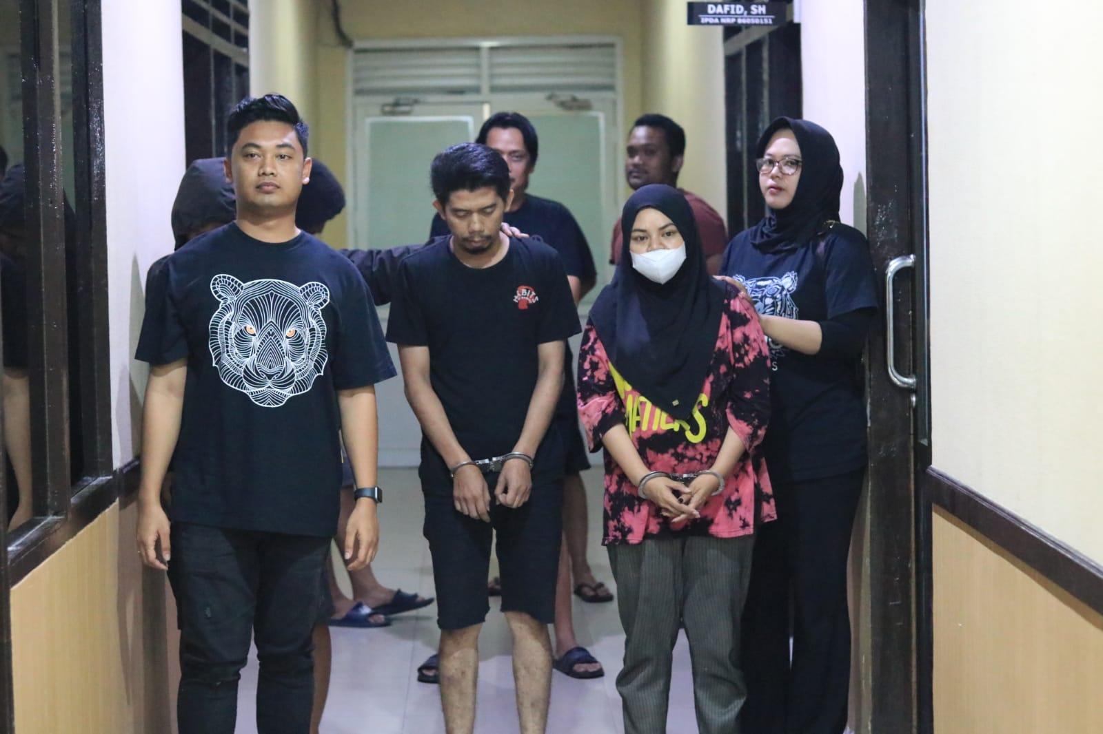 29072023-Pasangan-suami-istri-terduga-pelaku-penipuan-emas-di-Balikpapan-yakni-GV-34-dan-FB-31.jpg