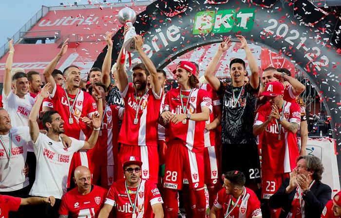 AC-Monza-ketika-berhasil-promosi-dari-Serie-B.jpg