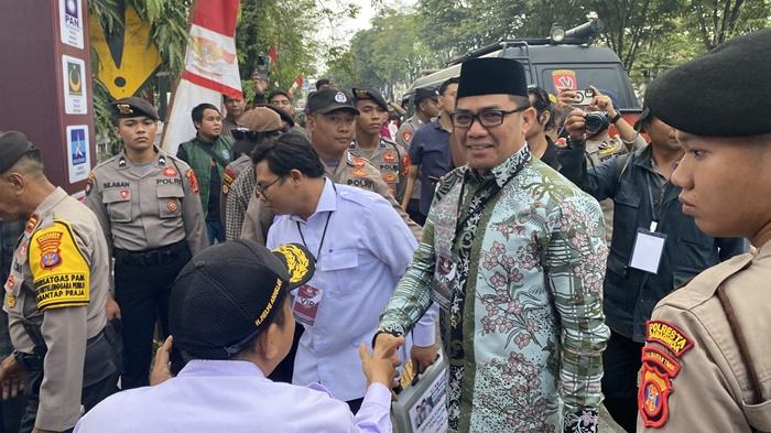 Andi-Harun-Syaefudin-Zuhri-saat-tiba-di-KPU-Samarinda.jpg