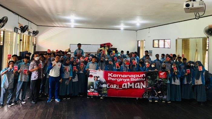 Astra-Motor-Kaltim-1-menggelar-sosialisasi-safety-riding-dilakukan-kepada-para-pelajar.jpg