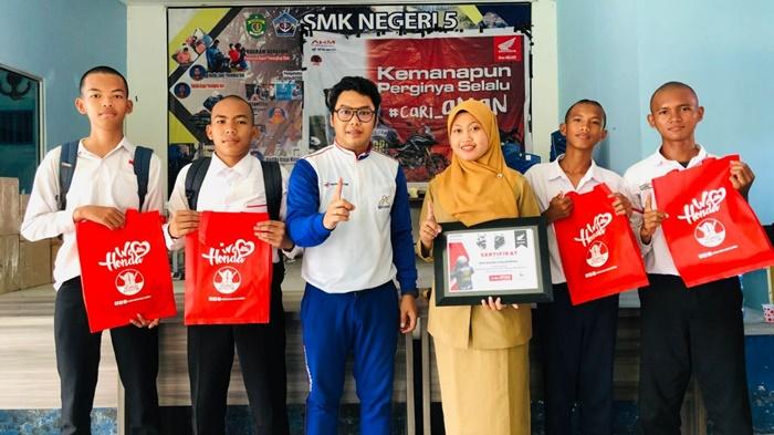 Astra-Motor-Kaltim-1-saat-menggelar-sosialisasi-safety-riding-SMKN-5.jpg