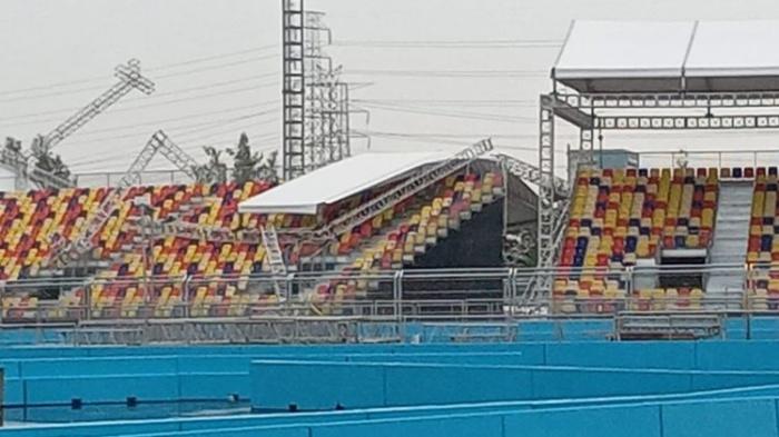 Atap-di-salah-satu-tribun-di-arena-sirkuit-Formula-E-yang-roboh.jpg