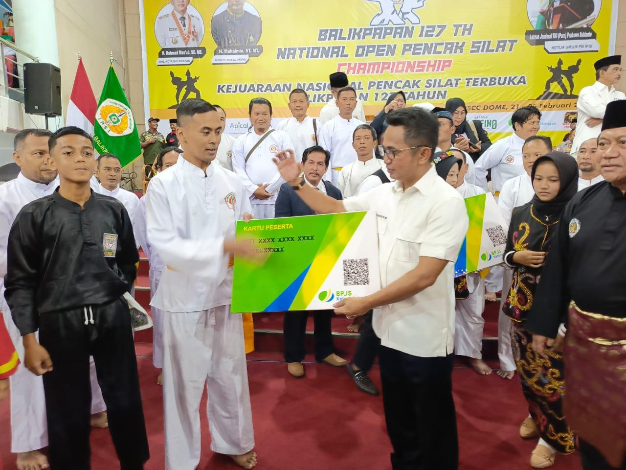 BPJS-Ketenagakerjaan-serahkan-kartu-peserta-kepada-atlit-pecak-silat.jpg