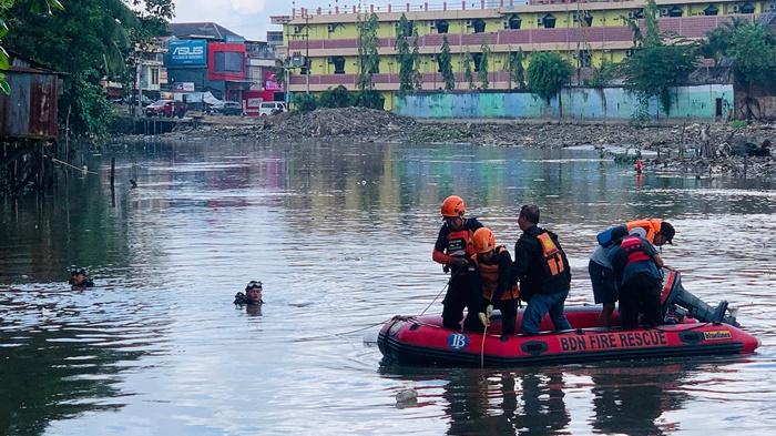 Basarnas-saat-melakukan-penyelaman-mencari-M-Ridho-yang-tenggelam-di-Sungai-Karang-Mumus-Samarinda.jpg
