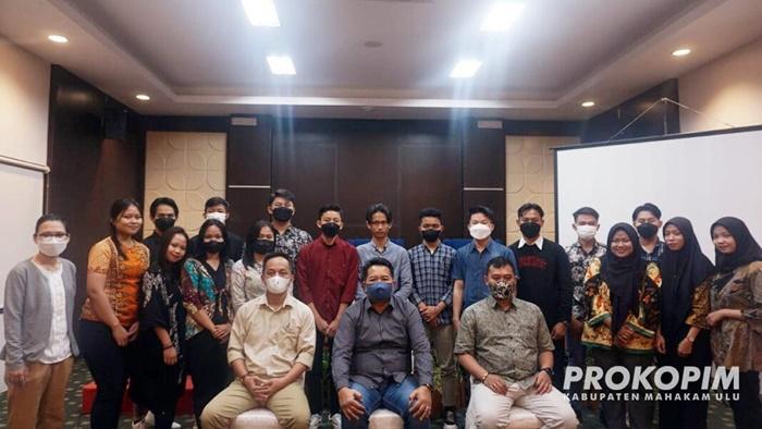 Bonifasius-Belawan-Geh-berfoto-bersama-mahasiswa-asal-Mahulu-penerima-beasiswa-GCM.jpg