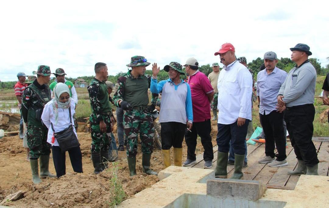 Bupati-Kutai-Kartanegara-Edi-Damansyah-meninjau-lokasi-pembangunan.jpg