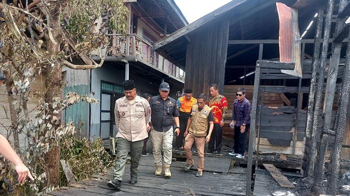 Bupati-Kutai-Kartanegara-Edi-Damansyah-saat-menemui-korban-kebakaran.jpg