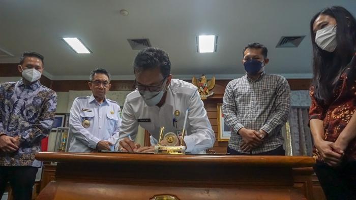 Bupati-Kutim-tandatangani-kerjasama.jpg