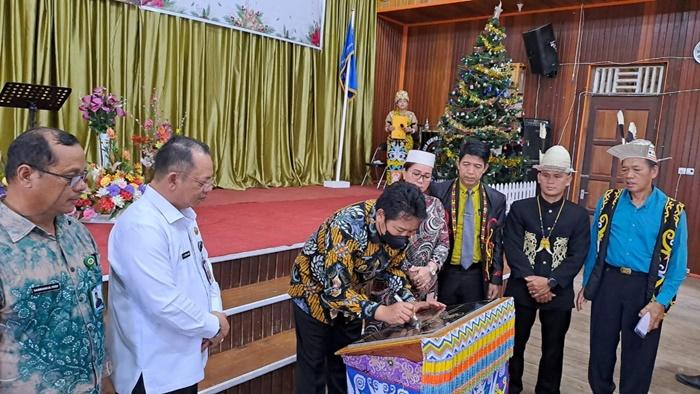 Bupati-Mahulu-Bonifasius-Belawan-Geh-didampingi-sekda-menandatangani-prasasti.jpg