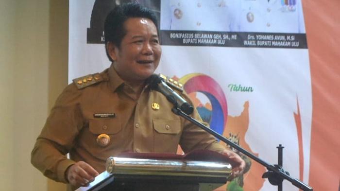 Bupati-Mahulu-Bonifasius-Belawan-Geh-saat-membuka-Bimtek-Aparatur-Pemerintah-Kampung.jpg