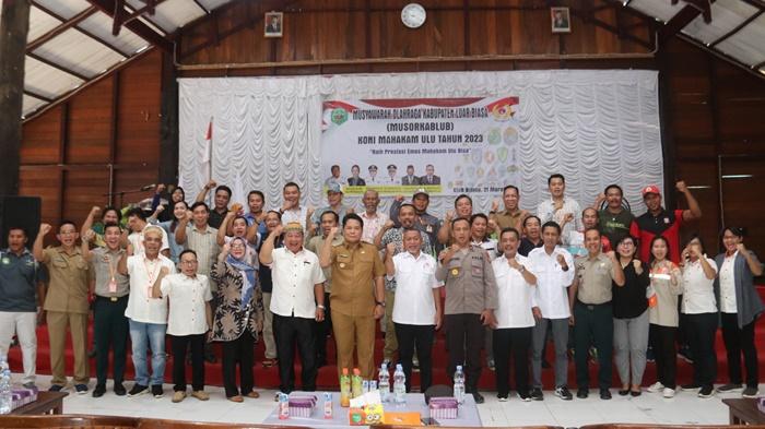 Bupati-Mahulu-Bonifasius-Belawan-Geh-saat-menghadiri-Musorkablub-KONI-Kabupaten-Mahulu.jpg