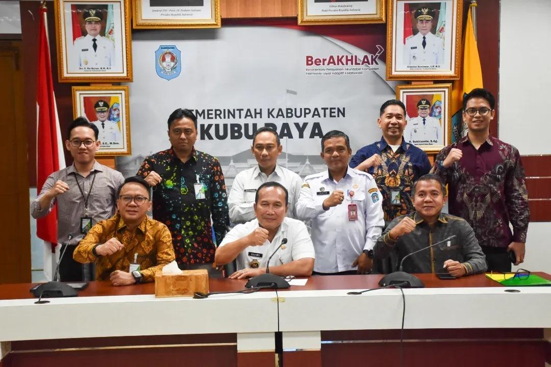 Bupati-Sujiwo-dan-BPJS-Ketenagakerjaan-Perkuat-Sinerg.jpg