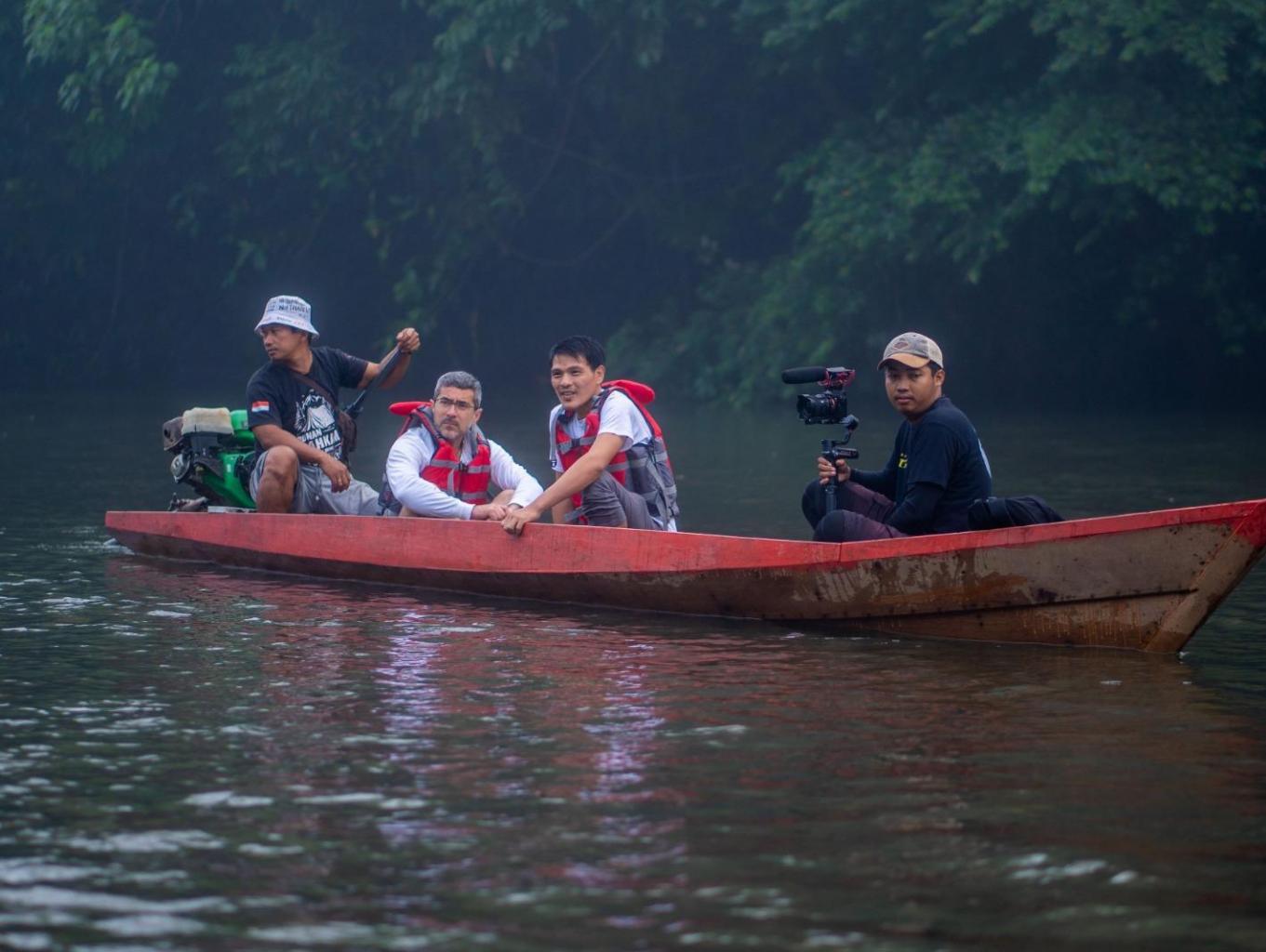 Nikmati Keindahan Hutan dengan Perahu saat Berkunjung ke Danau Nyadeng Berau