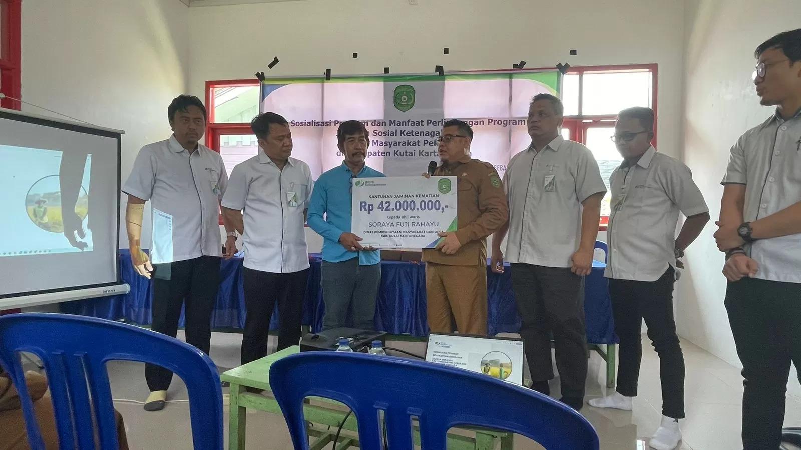 DPMD-Kukar-Salurkan-Santunan-BPJS-Ketenagakerjaan.jpg
