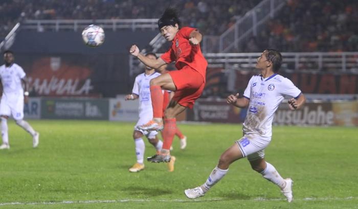 Duel-pemain-Borneo-FC-dengan-Arema.jpg