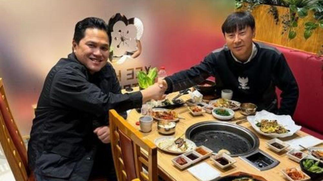 Erick-Thohir-ketua-Persatuan-Sepak-Bola-Seluruh-Indonesia-berjabat-tangan-dengan-Shin-Tae-yong.jpg