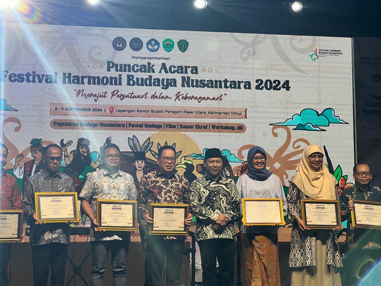 Foto-bersama-saat-Festival-Harmoni-Budaya-Nusantara-2024.jpg