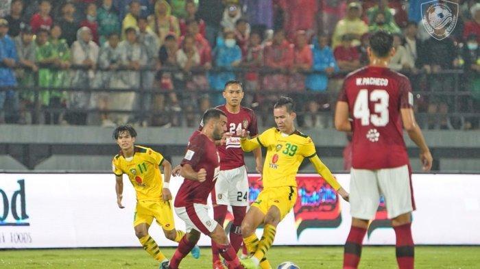 Gelandang-Bali-United-Brwa-Nouri-jersey-merah-berduel-dengan-pemain-Kedah-Darul.jpg