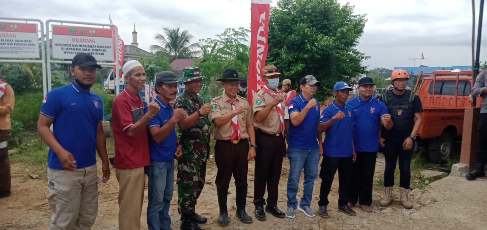 Gerakan Pramuka Kwarcab Samarinda Bersihkan Sampah di Sungai Karang Asam