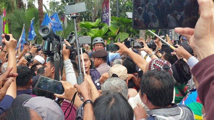 Gubernur-DKI-Jakarta-Anies-Baswedan-disambut-ribuan-warga.jpg