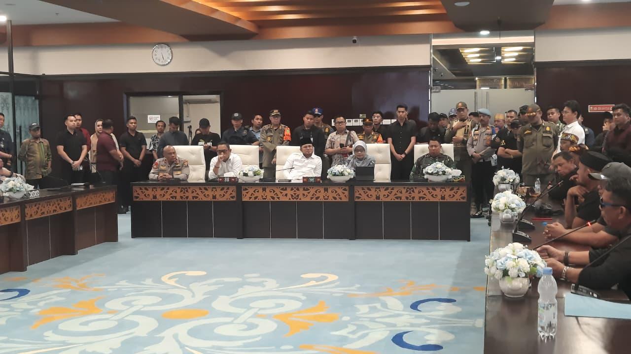 Gubernur-bersama-massa-215.jpg