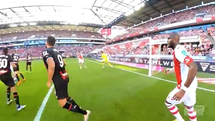 Jersey Canggih Berkamera Warnai Laga FC Koln vs AC Milan, Penonton Bisa Terlibat Duel dengan Giroud
