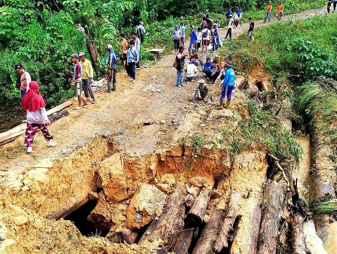 Jembatan Penghubung Desa Swan Slutung Paser tak Bisa Dilalui Kendaraa Roda Empat