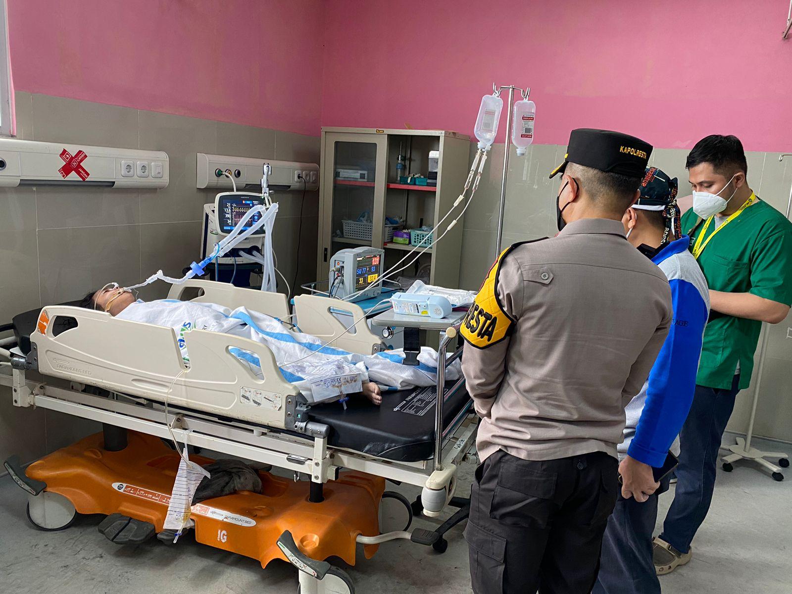 Kapolresta-Samarinda-Kombes-Pol-Ary-Fadly-saat-menyambangi-ruang-perawatan.jpg