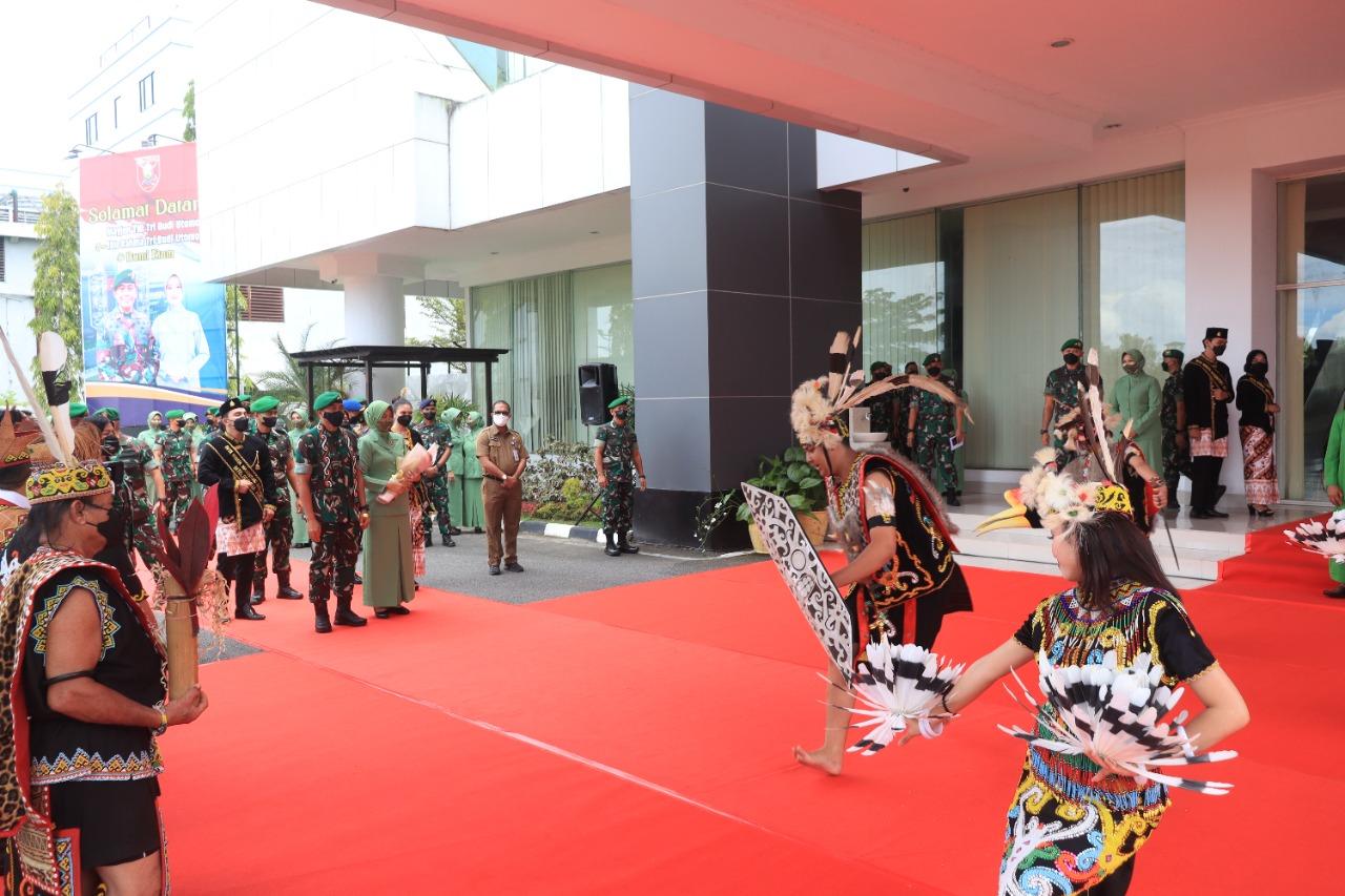 Jadi Pangdam VI/Mulawarman, Mayjen TNI Tri Budi Utomo Disambut Tradisi Tepung Tawar