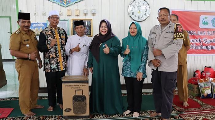 Ketua-Pembina-DMI-Kukar-Maslianawati-Edi-Damansyah-menyerahkan-secara-simbolis-alat-pengeras-suara.jpg