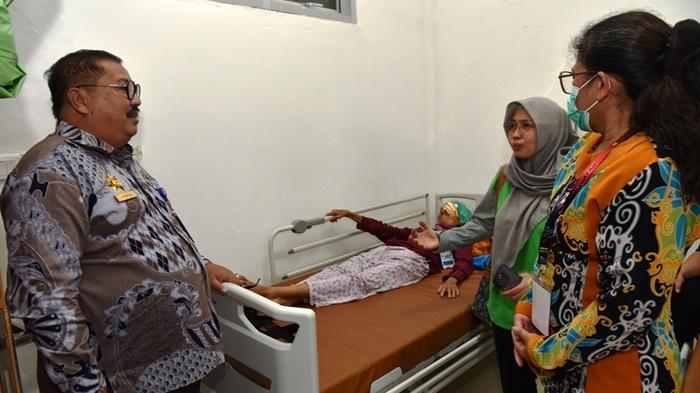 Ketua-Perdami-Kaltim-Kaltara-Eka-Falentina-Wati-meninjau-pasien-katarak.jpg