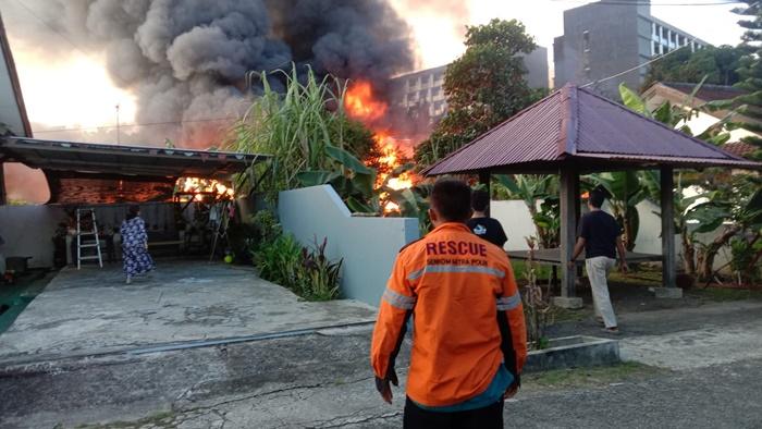 Kobaran-api-melahap-rumah-penduduk-di-Balikpapan.jpg