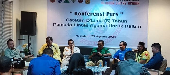 Konferensi-pers-Catatan-DLima-5-Tahun-Pemuda-Lintas-Agama-untuk-Kaltim.jpg
