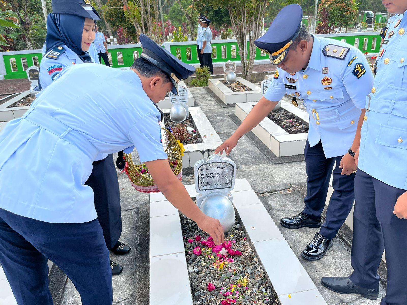 Peringati Hari Kemenkumham ke-78, Lapas Balikpapan Tabur Bunga di TMP Dharma Agung Balikpapan