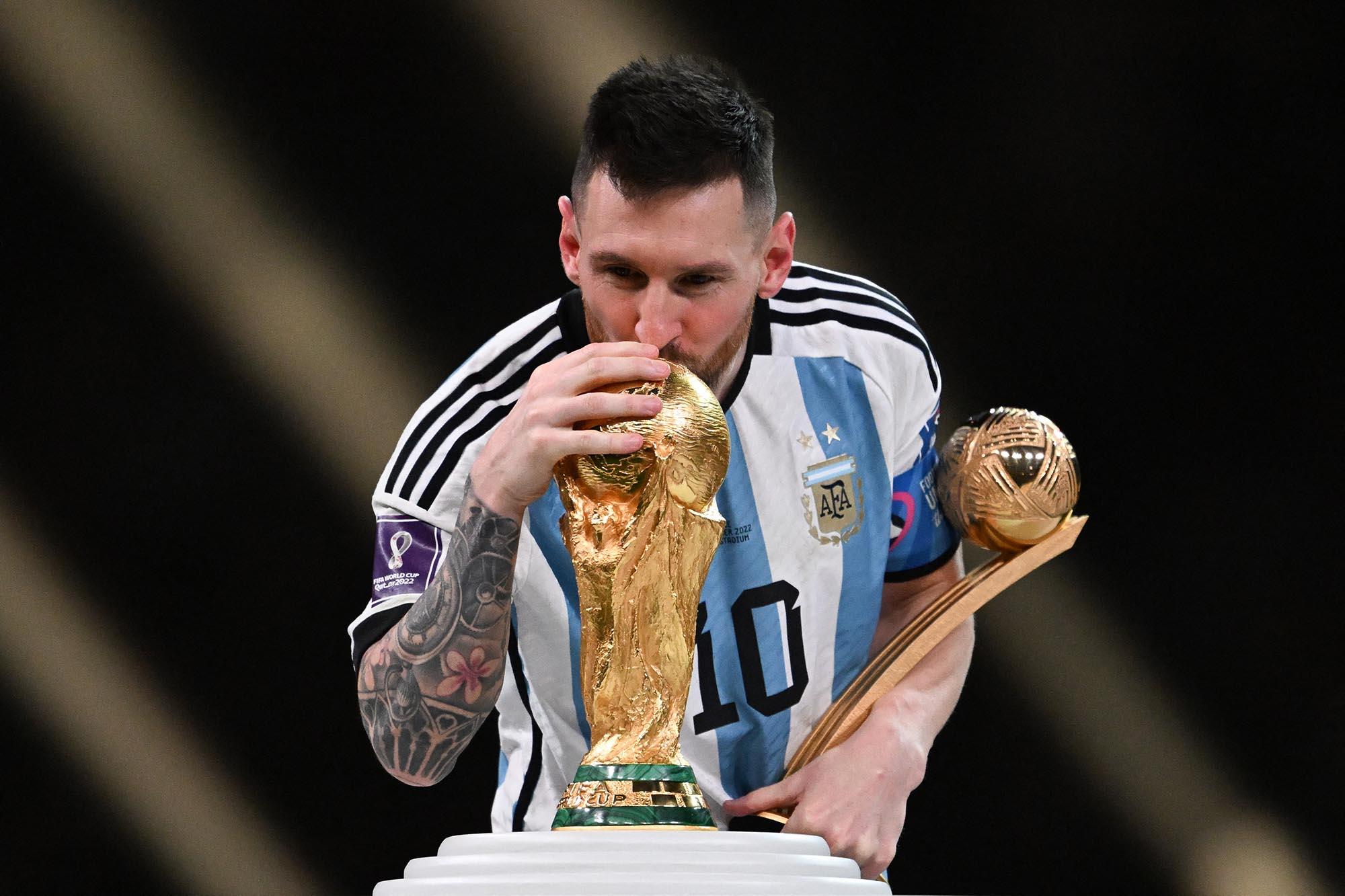 Lionel-Messi-kapten-Timnas-Argentina-mencium.jpg
