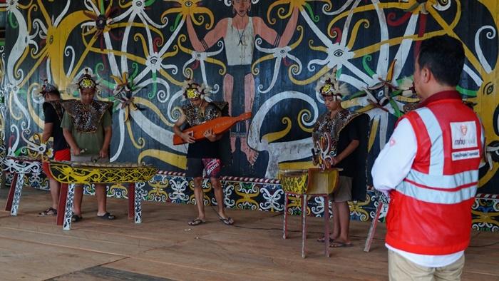 Lestarikan Budaya Dayak Kenyah di Desa Lung Anai, MHU Kembangkan Pelatihan Seni dan Budaya
