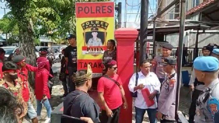 Massa-Ormas-Pasukan-Merah-Nusantara-PMN-mendatangi-Polres-Tarakan-Sabtu-842023.jpg
