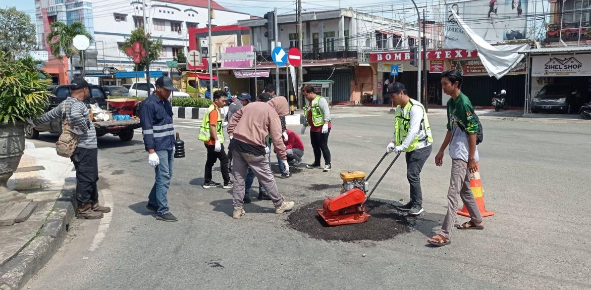 Dikeluhkan Banyak Pengendara, PUPRK Tambal Jalan Rusak di Simpang 4 Bontang Baru