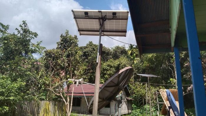 Panel-tenaga-surya-yang-dipergunakan-masyarakat-Kampung-Muara-Bomboy.jpg